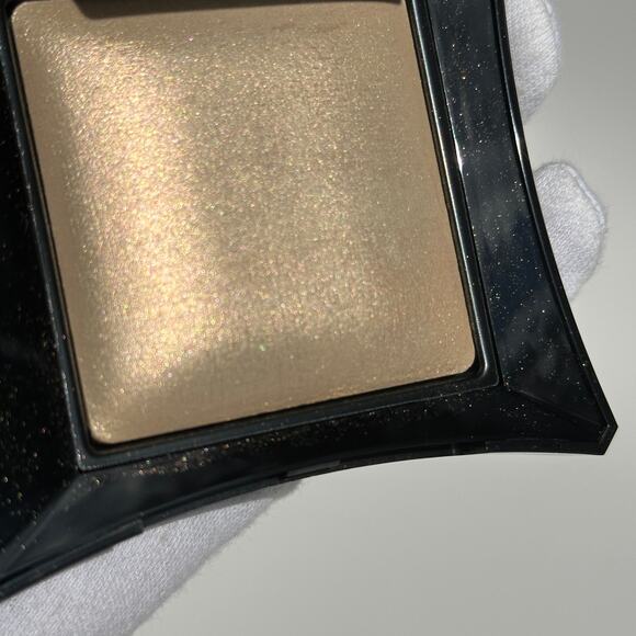 Illamasqua Beyond Powder Highlighter Compact OMG GORGEOUS Beige Gold Champagne7g - Picture 8 of 11